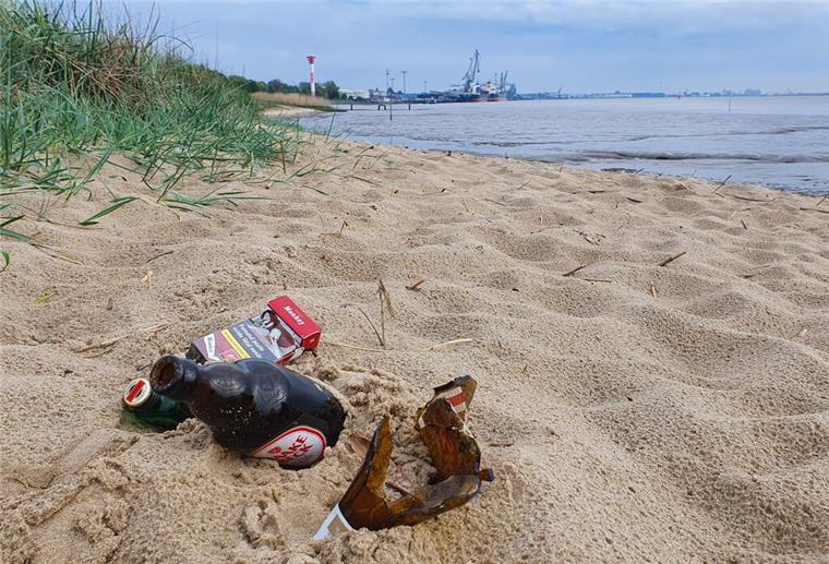 Vatertag in Nordenham: So sorgt die Stadt für Sicherheit und Ordnung Glasflaschen und eine Zigarettenschachtel liegen am Nordenhamer Weserstrand im Sand.