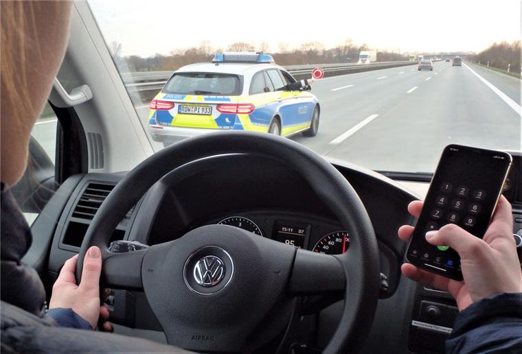 Mit Handy am Steuer: Autobahnpolizei Sittensen stoppt 47 Autofahrer Gefährliche Ablenkung: Anstatt sich voll auf den Straßenverkehr zu konzentrieren, benutzt der Fahrer auch noch sein Handy.
