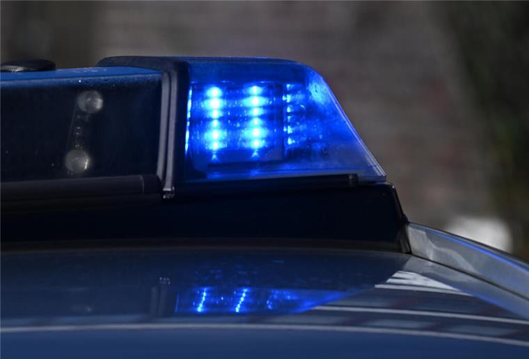 Rasierklingen in Aufklebern: Polizei warnt vor perfider Verletzungsfalle Ein Blaulicht auf einem Polizeifahrzeug.. Gefährliche Falle an öffentlichen Orten: Die Polizei entdeckte mit Rasierklingen präparierte Aufkleber und warnt vor dem Versuch, diese selbst zu entfernen.