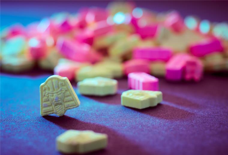 Stärker als Heroin: So gefährlich sind Forschungschemikalien HANDOUT - 19.09.2024, ---, -: Bunte Tabletten liegen auf einem Tisch. (zu dpa: «Stärker als Heroin: So gefährlich sind Forschungschemikalien») Foto: -/Bundeskriminalamt/dpa +++ dpa-Bildfunk +++