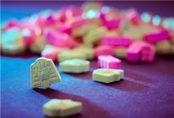 HANDOUT - 19.09.2024, ---, -: Bunte Tabletten liegen auf einem Tisch. (zu dpa: «Stärker als Heroin: So gefährlich sind Forschungschemikalien») Foto: -/Bundeskriminalamt/dpa +++ dpa-Bildfunk +++