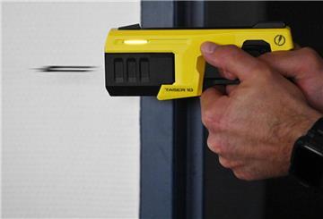 Ein Taser im Anschlag.