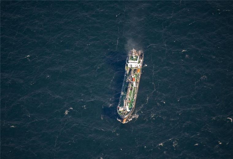 Bundestagsabgeordnete warnen vor russischer Schattenflotte in Nord- und Ostsee Marode russische Tanker in der Ostsee erhöhen das Risiko einer Umweltkatastrophe. Bundestagsabgeordnete diskutierten Maßnahmen mit dem Havariekommando in Cuxhaven.
