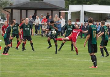 Gefahr im Heeslinger Strafraum. Nahezu ungehindert kann ein Buchholz Spieler den Ball annehmen, aber dann greifen die Heeslinger Abwehrspieler ein und entschärfen die Situation. Aus dem Spiel heraus kam der Hamburger Oberligist kaum zu Torchancen. 