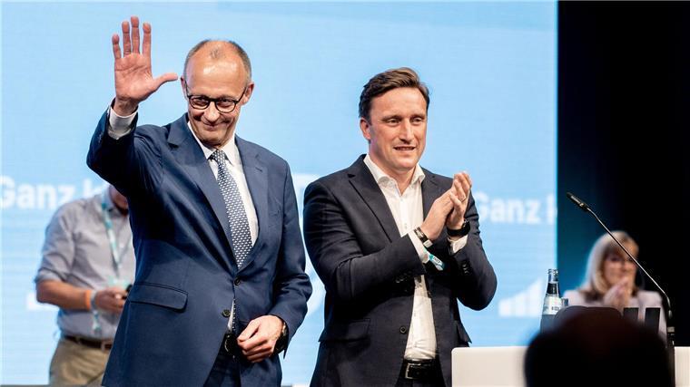 „Friedenskanzler“ Merz: Drei Erkenntnisse vom CDU-Parteitag Gefeierter Kanzler und gestärkter Landeschef: Friedrich Merz (l) und Sebastian Lechner in Osnabrück.