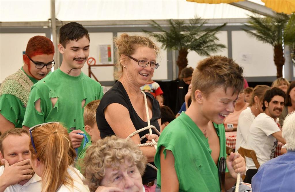 Gefesselt wurde Anne Reyer von Neptuns Garde durchs Festzelt zur Taufe geführt.