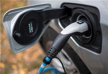 Ein Elektroauto wird an einer Ladesäule geladen.