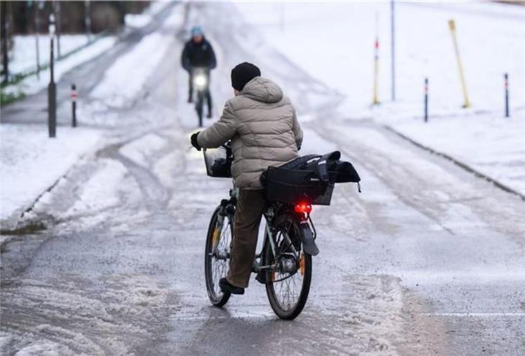 Gefrierender Regen und Schnee: Niedersachsen und Bremen droht Verkehrschaos Gefrierender Regen und Schnee kann laut Meteorologen viele Straßen gefährlich glatt machen.