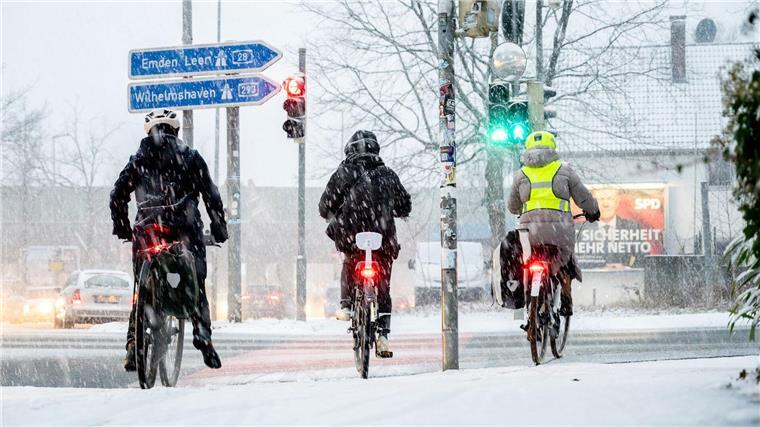 Gefrierender Regen und Schnee sorgen für Winterwetter in Oldenburg. 