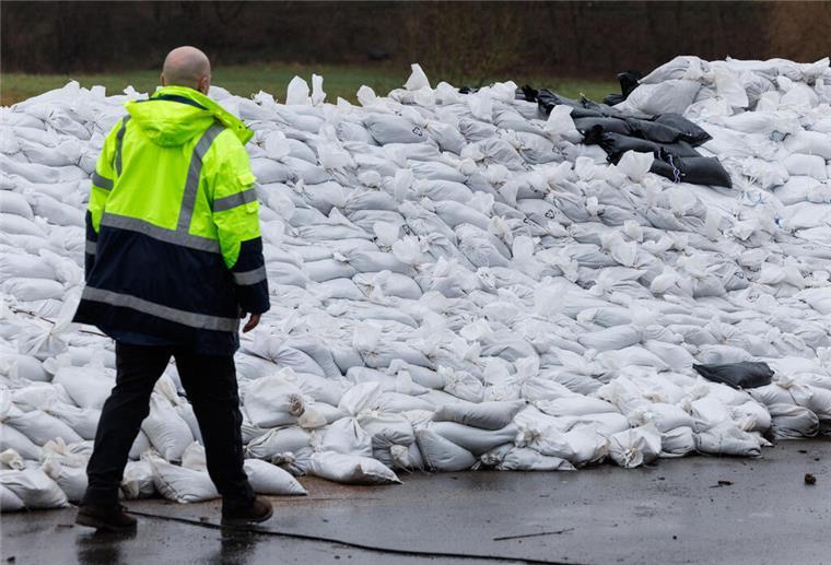 Experte: Gefahr für Deichbrüche wächst Gefüllte Sandsäcke liegen an einem Deich nahe der Weser. Der bereits über Tage anhaltende Wasserdruck und teils wieder steigende Pegelstände lassen laut Experten aktuell die Gefahr für örtliche Deichbrüche anwachsen.