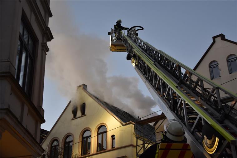 Bildergalerie zum Dachstuhlbrand in Lehe Gegen 15.20 Uhr ging der Notruf bei der Feuerwehr ein, dass in der Adolfstraße in Lehe ein Dachstuhl brennt.