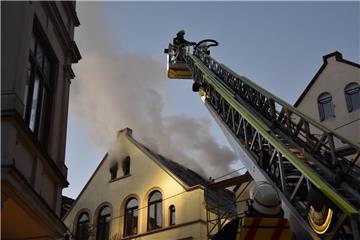 Gegen 15.20 Uhr ging der Notruf bei der Feuerwehr ein, dass in der Adolfstraße in Lehe ein Dachstuhl brennt.