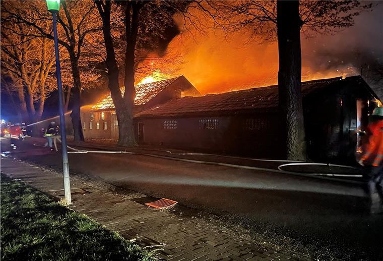 Bei Brand in Groß Meckelsen: 34 Rinder sterben in den Flammen Gegen 20.15 Uhr am Sonntagabend kam es aus ungeklärter Ursache in der Dorfstraße in Groß Meckelsen zu einem Großfeuer in einem Stallgebäude.