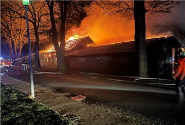Gegen 20.15 Uhr am Sonntagabend kam es aus ungeklärter Ursache in der Dorfstraße in Groß Meckelsen zu einem Großfeuer in einem Stallgebäude. 