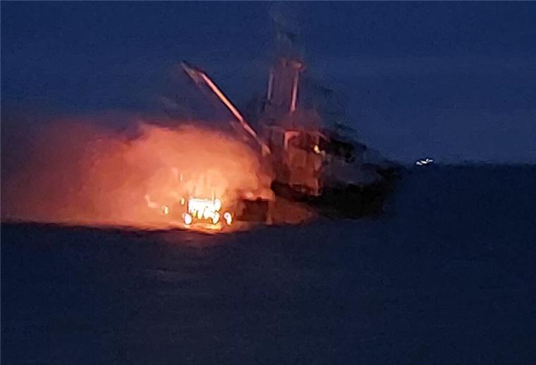 Brennender Fischkutter auf der Nordsee ist gekentert Gegen 4:20 Uhr ist der Fischkutter rund 13 Kilometer westlich von Büsum in Brand geraten.