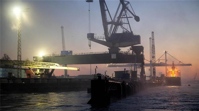 Atommüll: Frachter „Pacific Grebe“ in Nordenham angekommen Das Spezialschiff "Pacific Grebe" (r) liegt im Hafen von Nordenham.