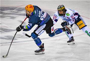Gegen Berlin waren die Pinguins wie hier Luca Gläser nur selten einen Schritt schneller, meist liefen sie den Eisbären hinterher.