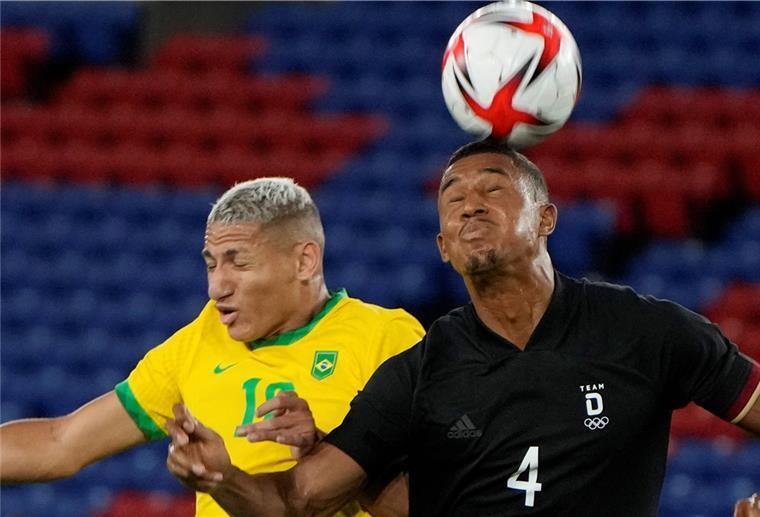 Uduokhai über Eröffnungsfeier: Kribbeln gespürt Gegen Brasilien lief es für das deutsche Team um Felix Uduokhai (rechts) nicht so gut. Sonntag müssen die Olympia-Fußballer gegen Saudi-Arabien antreten.