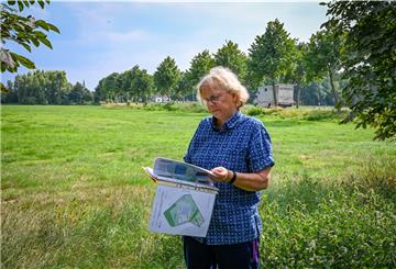Gegen das geplante Energiewerk auf der Amtswiese regt sich Protest. Dr. Jutta Breyer sorgt sich um das Areal im Hintergrund und studiert alternative Standorte, die sie und der Verschönerungsverein Bad Bederkesa bereits ausgemacht haben.