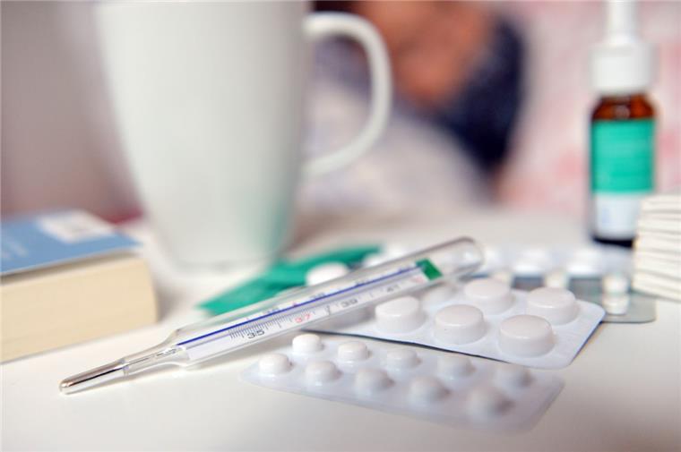 Die Grippe hat den Landkreis Wesermarsch fest im Griff Gegen das Grippe-Virus ist kein Kraut gewachsen. Ärzte können höchstens die Symptome behandeln, indem sie beispielsweise Fiebersaft oder Schmerztabletten verschreiben. Die Erkrankung kann den Betroffenen bis zu 14 Tage außer Gefecht setzen.