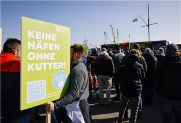 Teilnehmer einer Kundgebung stehen anlässlich der Agrarministerkonferenz zusammen.
