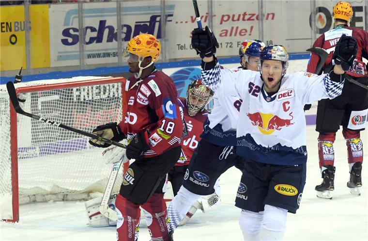 Kartenverlosung zum Pinguins-Match mit Red Bull Gegen den EHC Red Bull München (weiße Trikots) haben die Fischtown Pinguins in der Eisarena eine negative Bilanz.