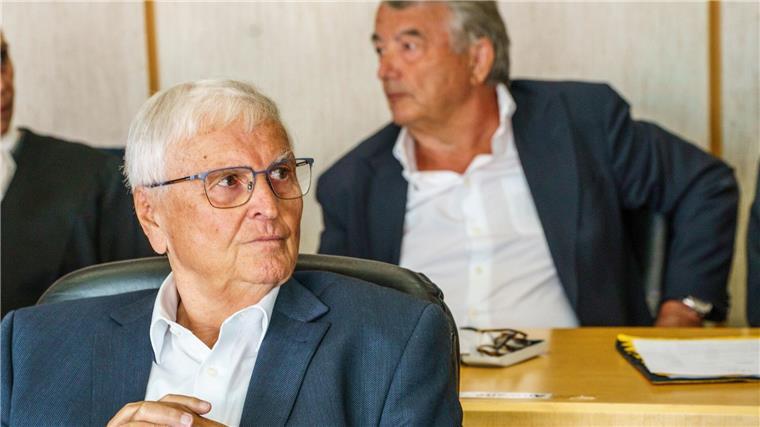 Gegen den ehemaligen DFB-Präsidenten Theo Zwanziger (vorn) wird am Landgericht Frankfurt weiter verhandelt. 
