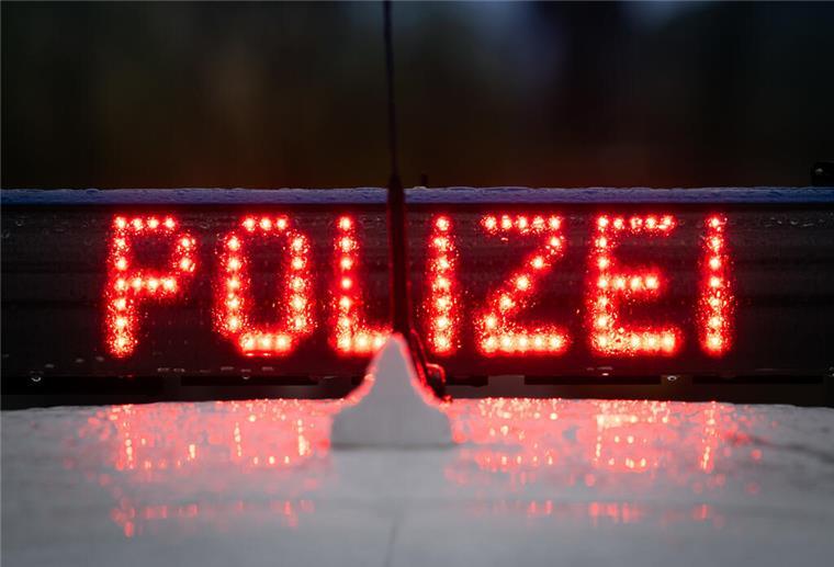  Der Schriftzug "Polizei" leuchtet auf einem Polizeiwagen, aufgenommen während einer Verkehrskontrolle.