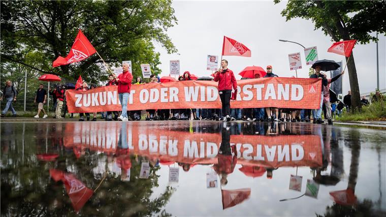 Gegen den geplanten Verkauf der Mercedes-Autohäuser gibt es Widerstand.