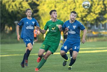 Gegen den Landesligisten Wilhelmshavener SC Frisia (blaue Trikots) verlor der Bezirksligist TSV Abbehausen unglücklich.