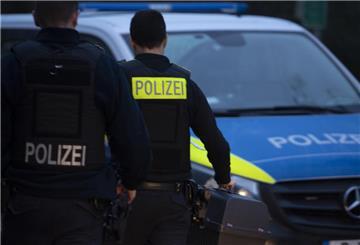 Gegen den Mann wird wegen des Verdachts der Verwendung von Kennzeichen verfassungswidriger Organisationen und der öffentlichen Aufforderung von Straftaten ermittelt.