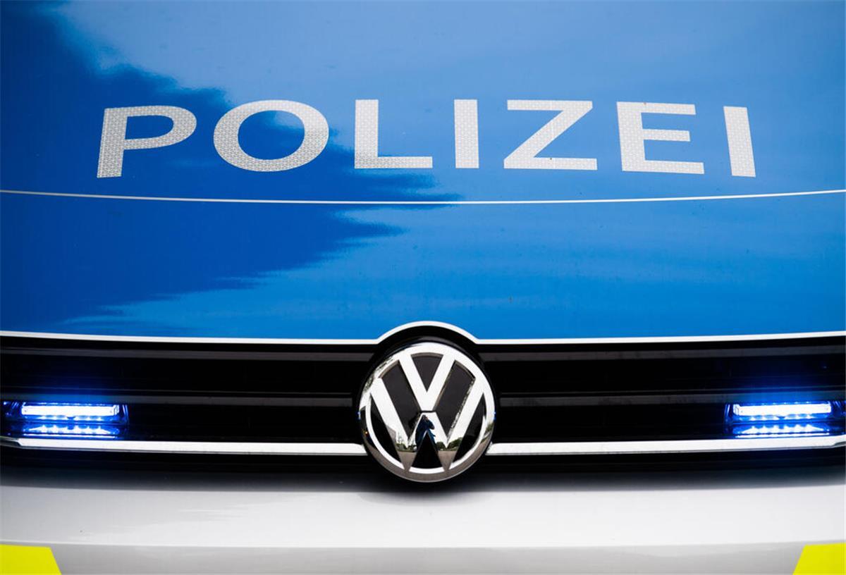 Ein Blaulicht leuchtet an einer Polizeistreife.
