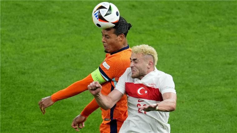 Gegen den niederländischen Verteidiger Virgil Van Dijk kommt Baris Yilmaz im Kopfballduell zu spät.
