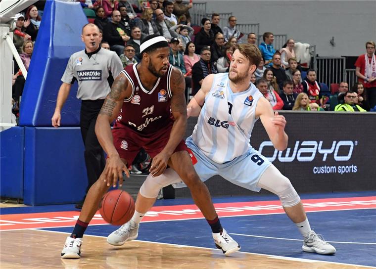 Gegen den Titelanwärter Bayern zeigten Fabian Bleck (rechts) und die Eisbären einen gute Leistung. Nur mit dem zweiten Saisonsieg klappte es nicht. Den nächsten Versuch unternehmen die Seestadt-Korbjäger in Ulm. Foto Scheer    