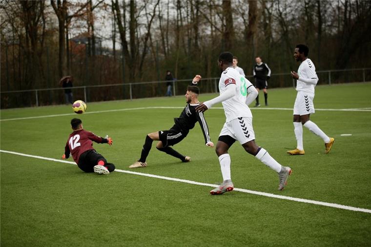 Esenshammer Fußballer können den Sekt kaltstellen Gegen den VfL Oldenburg II (weiße Trikots) gewann Schwarz-Rot Esenshamm in der Kreisliga mit 3:1 und steht als Tabellenzweiter vor dem Aufstieg in die Bezirksliga.