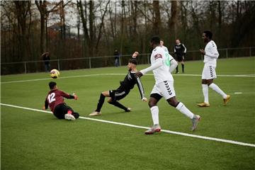 Gegen den VfL Oldenburg II (weiße Trikots) gewann Schwarz-Rot Esenshamm in der Kreisliga mit 3:1 und steht als Tabellenzweiter vor dem Aufstieg in die Bezirksliga.