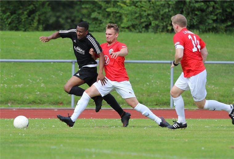 Überlegener 1. FC Nordenham kommt über 1:1 nicht hinaus Gegen den Wesermarsch-Konkurrenten SpVgg Berne vergab der FCN (rote Trikots) nach der Pause gleich mehrfach die Chance auf das Führungstor.