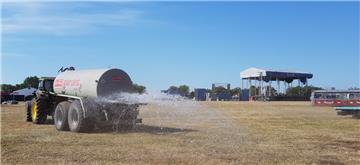 Gegen die Brandgefahr: Nicht nur die Parkflächen, auch das Infield des Deichbrand-Festivals in Wanhöden wird in der Aufbauphase gewässert.