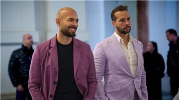 Gegen die Tate-Brüder Andrew (l.) und Tristan ist in Rumänien eine Ausreisesperre verhängt, solange dort Verfahren gegen sie laufen. (Archivbild)