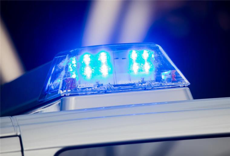 Gegen einen 34-jährigen Mann wird wegen des Verdachts der Körperverletzung, der Verwendung von Kennzeichen verfassungswidriger Organisationen, Beleidigung und Sachbeschädigung ermittelt.