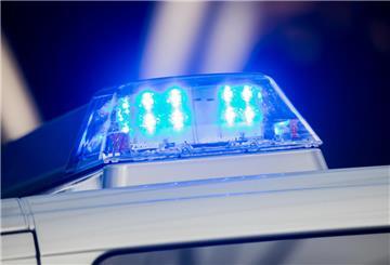 Gegen einen 34-jährigen Mann wird wegen des Verdachts der Körperverletzung, der Verwendung von Kennzeichen verfassungswidriger Organisationen, Beleidigung und Sachbeschädigung ermittelt.