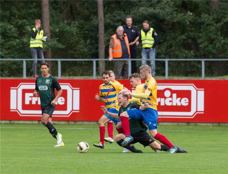 Gegen engagierte Delmenhorster fanden Kevin Rehling (grünes Trikot) und seine Heeslinger Teamkollegen kein Durchkommen und unterlagen mit 0:2. Eine intensive Fehleranalyse unter der Woche soll nun dafür sorgen, dass das beim nächsten Aufsteiger in Celle nicht wieder passiert.