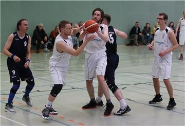 Gegen Fortuna Logabirum III setzte sich der SV Nordenham (weiße Trikots) in der Kreisliga letztlich klar durch.