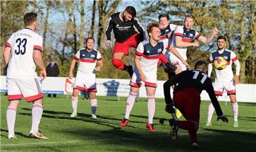 Gegen Kreisliga-Tabellenführer Schwarz-Rot Esenshamm ging der 1. FC Nordenham (weiße Trikots) mit 1:6 unter. Es war die dritte Schlappe für den FCN hintereinander.