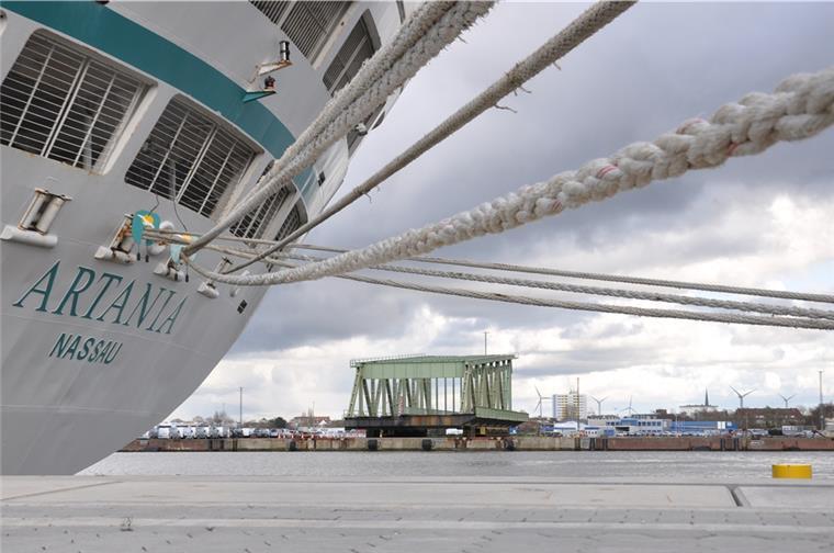 Wie geht es weiter mit Bremerhavens Drehbrücke? Gegenüber der Kaje, an der die beiden Kreuzfahrtschiffe "Artania" und "Amadea" festgemacht haben, liegt die ABC-Halbinsel, auf der jetzt die alte Drehbrücke steht.