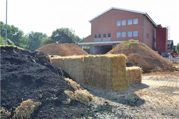 Gegenwärtig lagern auf dem Kläranlagengelände 6000 Tonnen Flüssigschlamm, 2200 Tonnen kalkhaltiger Schlamm und 1000 Tonnen Polymerschlamm. Die Mengen an Flüssig- und Kalkschlamm werden konstant bleiben, die Menge an Polymerschlamm auf 5000 Tonnen steigen.