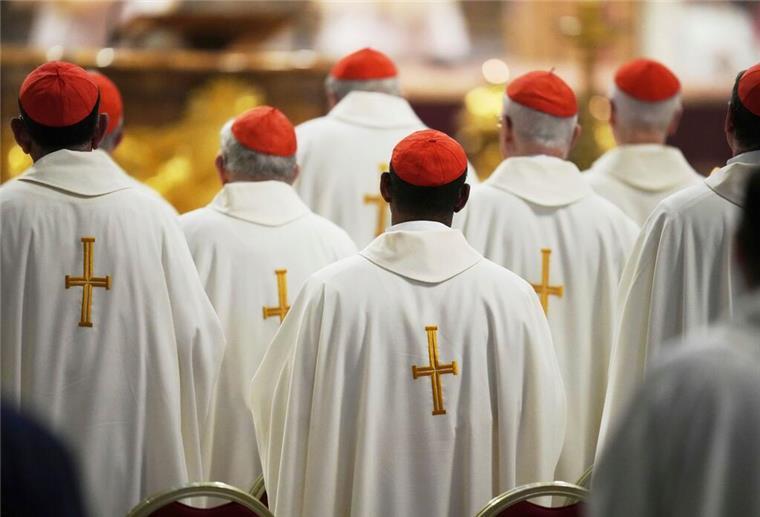 Was verdient der Papst? 5 Fakten über das Kirchenoberhaupt Kardinäle nehmen an einer Messe am achten von neun Trauertagen für den verstorbenen Papst Franziskus im Petersdom im Vatikan teil.