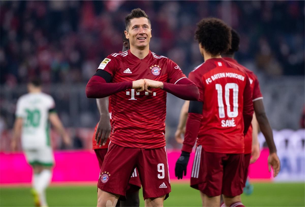 Kaderplanung bei Bayern: „Wir haben eine schwierige Phase“ Gehen oder bleiben? Konkrete Vertraggespräche über die Zukunft von Torgarant Robert Lewandowski bei Bayern München soll es noch nicht gegeben haben.