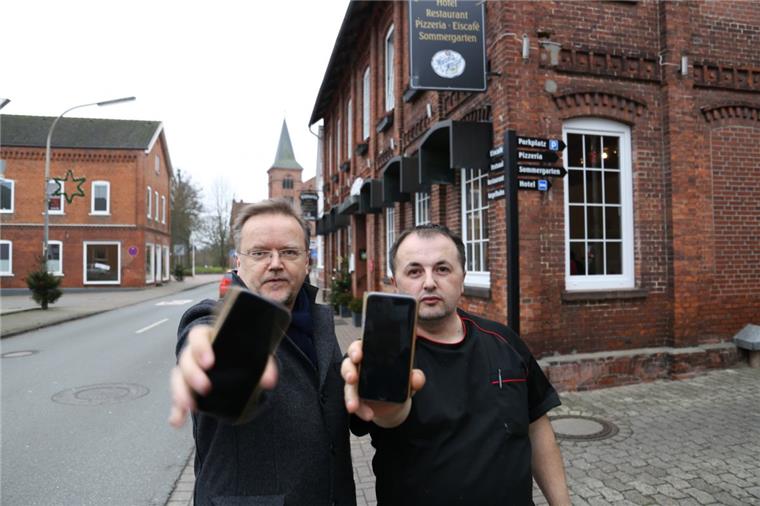 Funklöcher im Cuxland: Wo die Handy-Gespräche abreißen Gehen zum Telefonieren auf die Straße: Hajo Schlechter (Imagehouse, links) und Agron Zeqirai (Vittoria) an der Logestraße in Beverstedt. Foto Gehrke