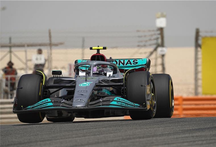 Hamilton sorgt sich um Mercedes: „Es sieht nicht so gut aus“ Geht alles andere als optimistisch mit seinem Mercedes in die neue Saison: Lewis Hamilton